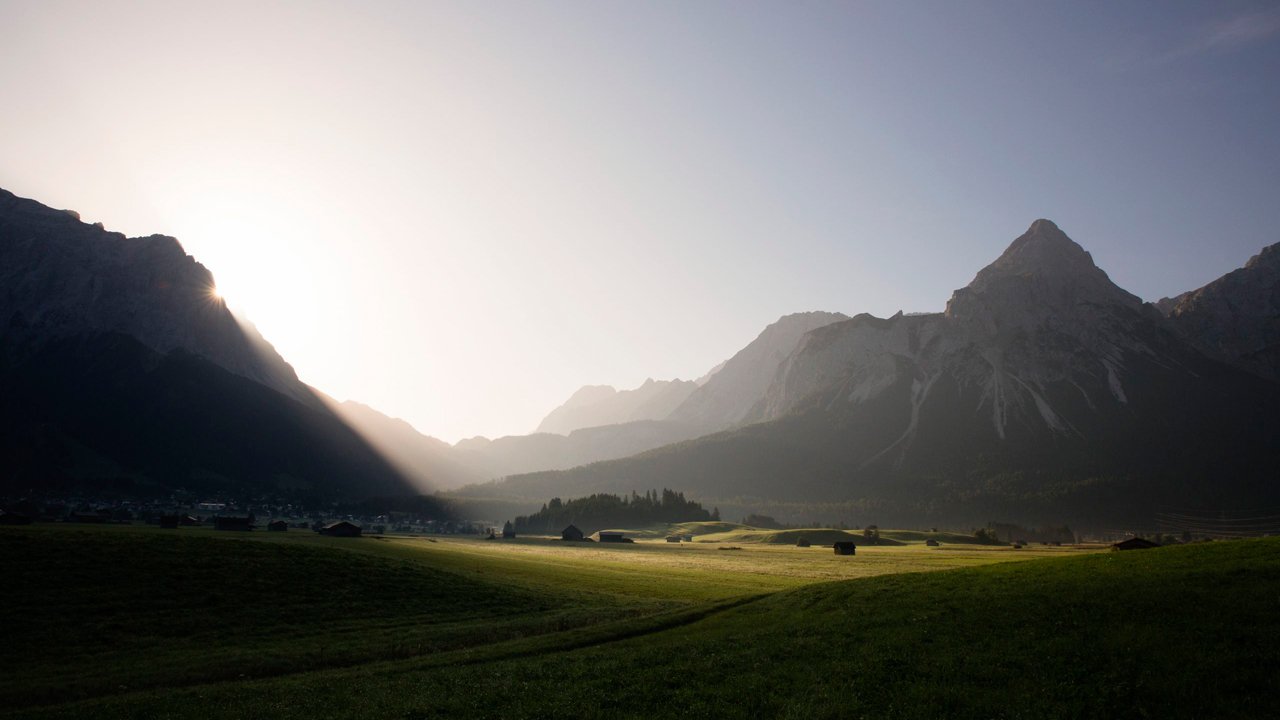 Sonnenaufgang in der Tiroler Zugspitz Arena, © Tirol Werbung/Bert Heinzlmeier