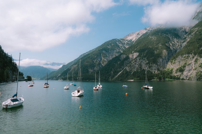 &nbsp;Guter Wind und traumhafte Kulisse f&uuml;r Segel-Fans am Achensee., © Tirol Werbung / Verena Sparer