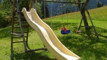 Spielplatz vorm Haus