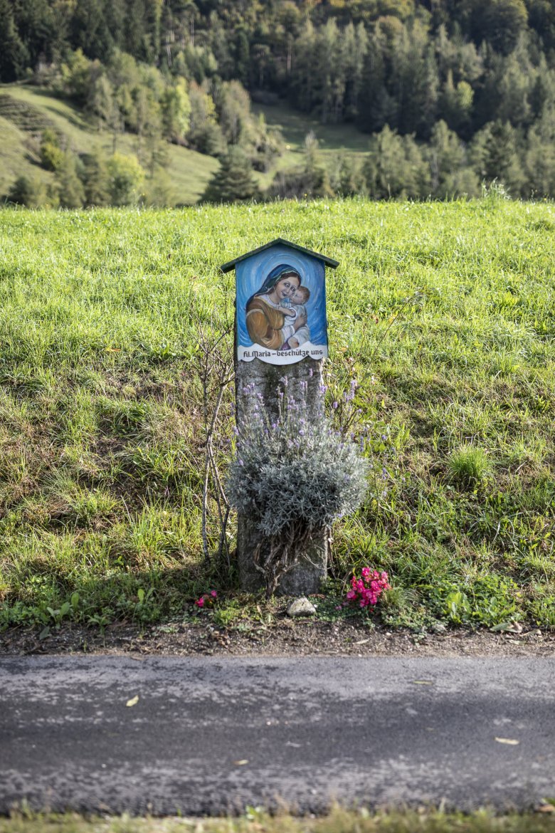 Erler Landstra&szlig;e: Nicht jedes Marterl spricht den Betrachter direkt an. Auf dieser Gedenkst&auml;tte zwischen Erl und Scheiben im Bezirk Kufstein steht nur ein Satz: Ein &bdquo;Heilige Maria besch&uuml;tze uns&ldquo; muss reichen.