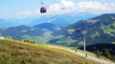 Schatzbergbahn Wildschönau Sommer  die roten Gonde