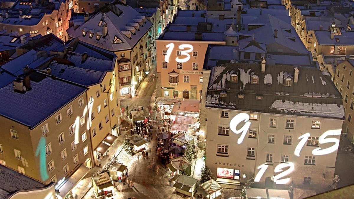Jeden Tag eine Zahl: In der Vorweihnachtszeit erstrahlt die Haller Altstadt in Form eines riesigen Adventskalenders, © Ernst Pisch