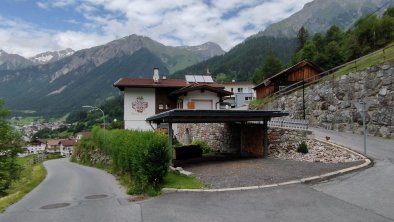 Ansicht mit Carport