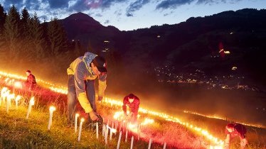 Mehr als 50.000 solcher Fackeln kommen beim Brixentaler Bergleuchten zum Einsatz, © Markus Mitterer / TVB Kitzbüheler Alpen-Brixental