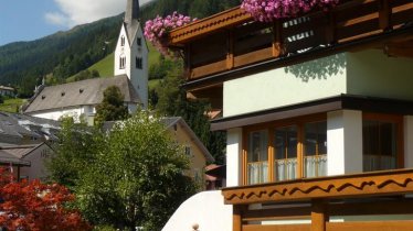 Dorfblick mit Gartenbrunnen, © H.L.