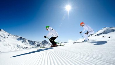 StubaiGlacier_AndreSchoenherr_Skiing_03