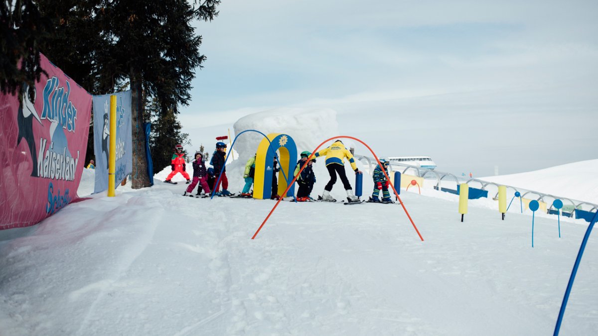                                                 Jede Kinderskischule verfügt über ein eigenes Kinderland mit Förderbändern und Lernhilfen wie zum Beispiel Abfahrtsparcours und Skikarussel.
, © Tirol Werbung/Fritz Beck