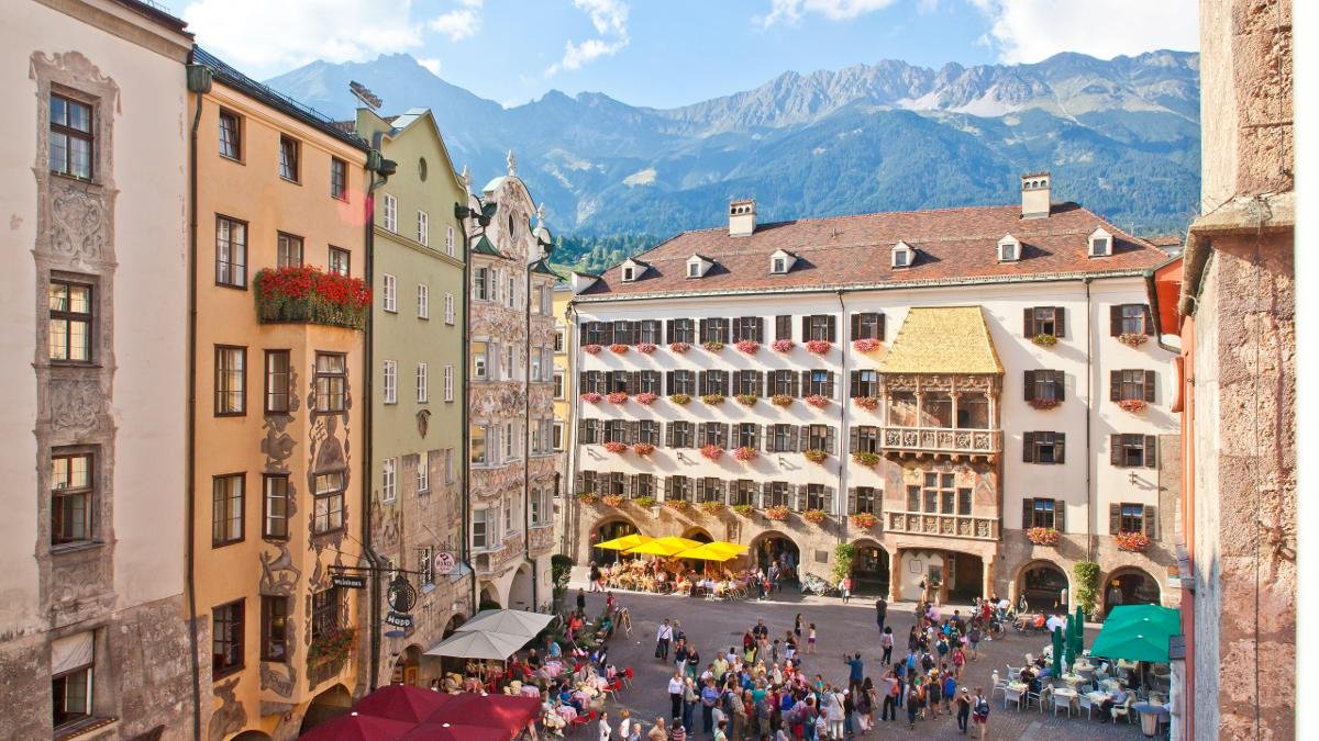 Sie ist die größte kulturelle und architektonische Perle der Ostalpen – die Innsbrucker Altstadt. Ihr Glanz und ihre Pracht zeigen sich vor allem an der mächtigen Hofburg, dem Goldenen Dachl und der barocken Maria-Theresien-Straße., © Innsbruck Tourismus/Christof Lackner