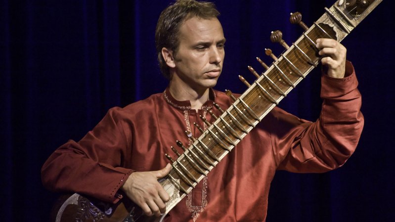 Der österreichische Sitar-Spieler Klaus Falschlunger war 2017 mit einem Konzert zu Gast, © R. Larl