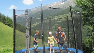 Die Kinder im Traampoline