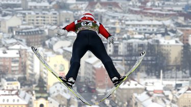 Wie ein Vogel: Die Skispringer fliegen von der Bergisel-Schanze aus der Stadt entgegen, © Brigitte Waltl-Jensen/OK Vierschanzentournee