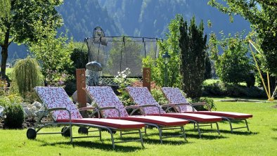 Außenansicht Sommer - Garten, © Hotel Edenlehen