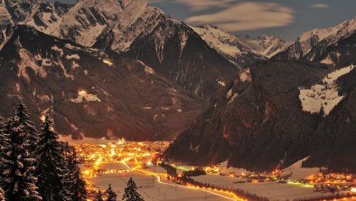 Haus Waldruh-- Blick auf Mayrhofen bei Nacht