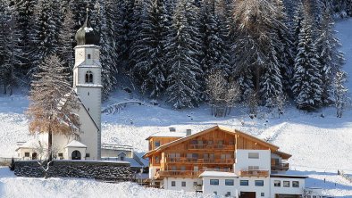 Hotel mit Kirche