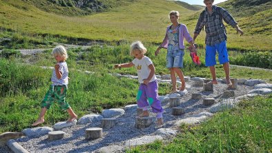 Gipfelbarfußweg Wanderung Familie (c)Wörgötter&fri