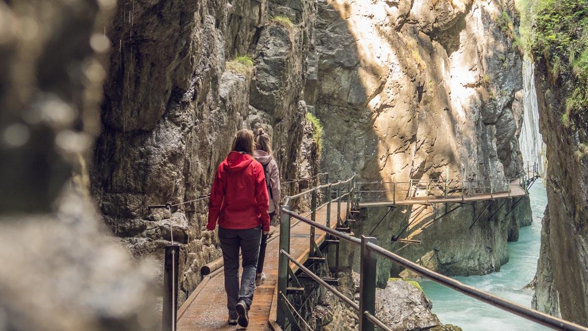 Da sieht man glatt Gespenster: In der Leutascher Geisterklamm dreht sich alles um Kobolde, Zwerge und vor allem den Klammgeist. Ein 3 Kilometer langer Klammgeistweg führt durch sein Reich und zu einem spektakulären, 23 Meter hohen Wasserfall., © Region Seefeld