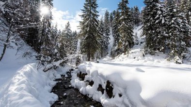 Gästehaus_Jochberg_Kitzbühel_Winterlandschaft Bach