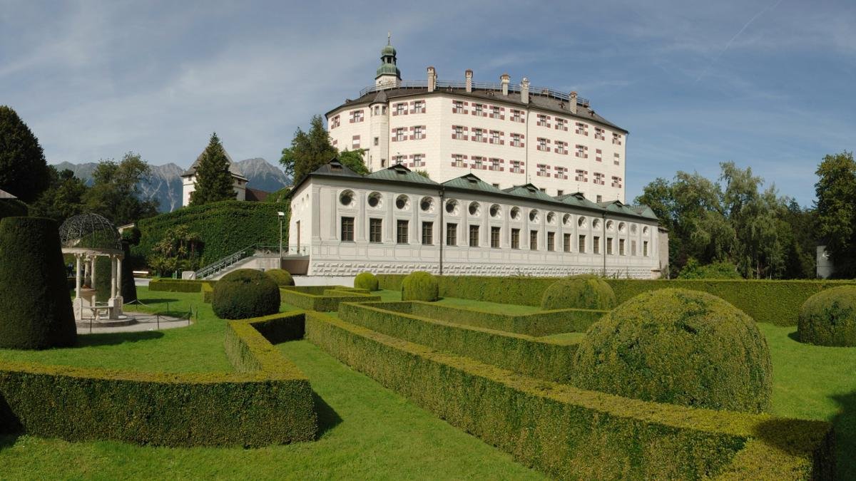 Man kann über die Hinterlassenschaft der Habsburger geteilter Meinung sein. Aber Schloss Ambras mit seiner spektakulären Kunst- und Wunderkammer, dem Spanischen Saal und dem märchenhaften Schlosspark möchten Innsbrucker keinesfalls missen., © Tirol Werbung/Bernhard Aichner