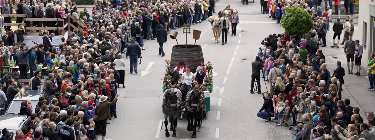 Beim Trachtenumzug des Gauder Fests marschieren Gruppen aus Österreich, Südtirol und Bayern mit, © Zillertal Bier