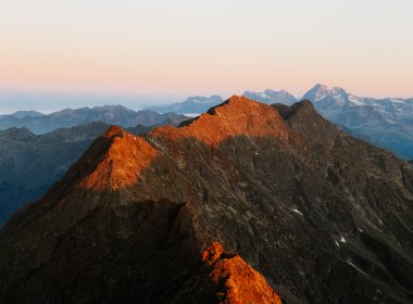 Sonnenaufgang an der Bretterwand in Osttirol, © Tirol Werbung/Elias Bachmann