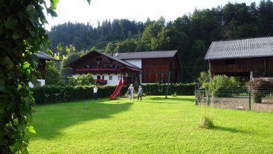 Liegewiese mit Spielplatz