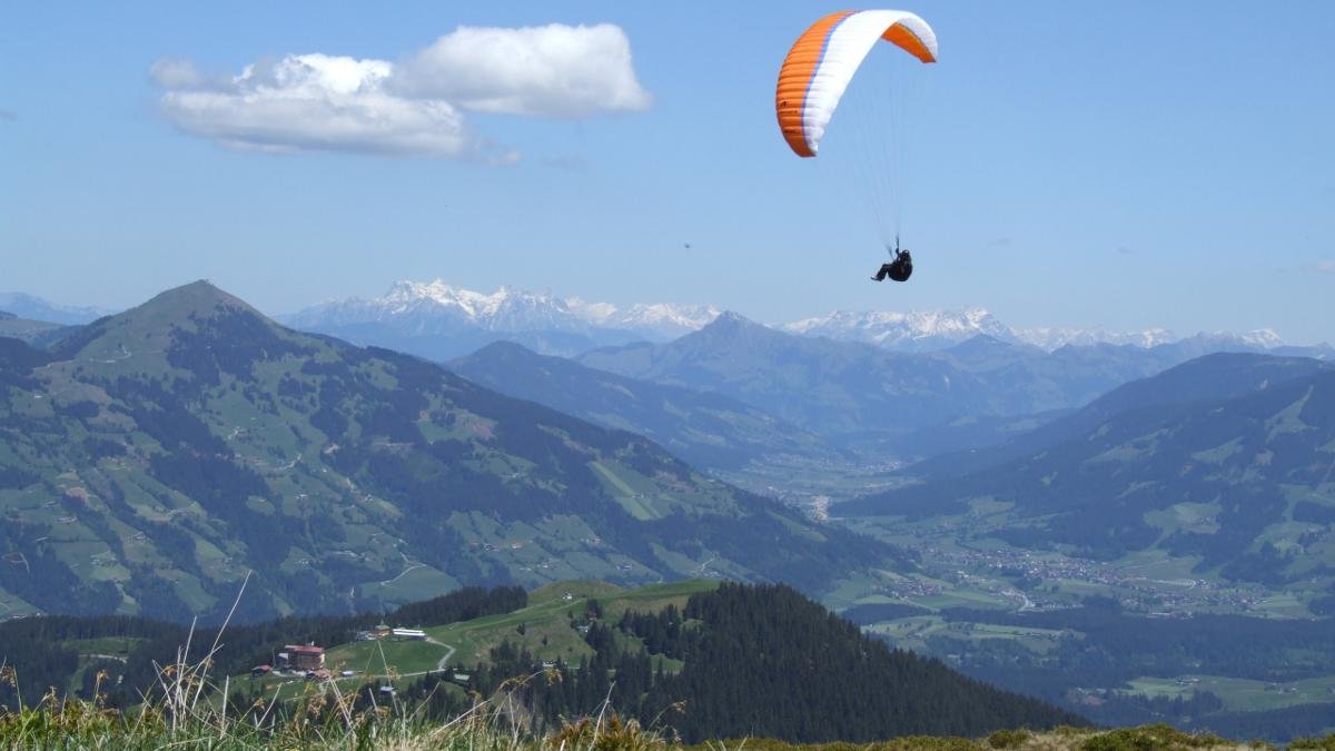 Das erste der vier Kirchdörfer liegt am Taleingang der Wildschönau. Es gilt als Paradies für Paraglider und Drachenflieger., © Wildschönau Tourismus