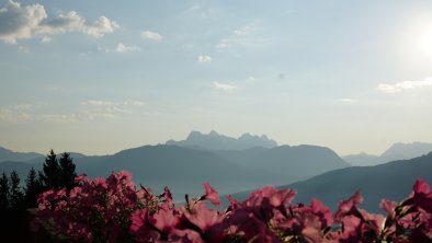 Balkon-Blick auf Steinplatte und Steinberge