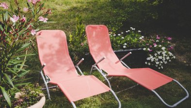 Liegestühle im Garten