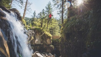 Klettern am Wasserfall, © Tiroler Zugspitz Arena/C. Jorda