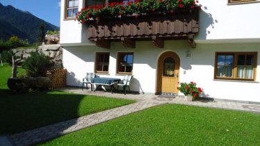 Terrasse mit eigener Liegewiese