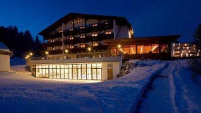 Hotel Außenansicht am Abend, © Hotel Achentalerhof