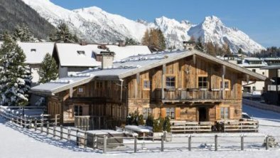 This truly outstanding home is a sensitive blend of traditional alpine, © bookingcom