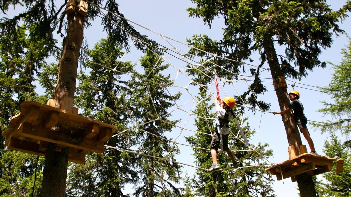 Spaß für die ganze Familie verspricht der Abenteuerpark Achensee. Hauptattraktion ist der Waldhochseilgarten mit rasanten Seilrutschen und über 40 Baumpodesten. Größter Nervenkitzel: der Bagjump, ein Sprung in einen riesigen Airbag., © Abenteuerpark Achensee