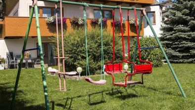 Unsere Garten: Spielplatz für die Kids :)