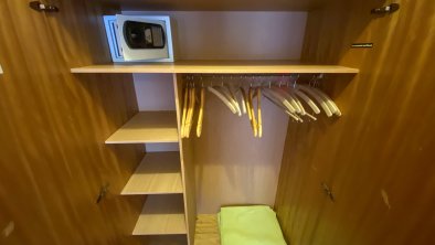 Kleiderschrank mit Tresor