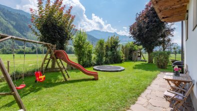 Garten mit Kinderspielplatz