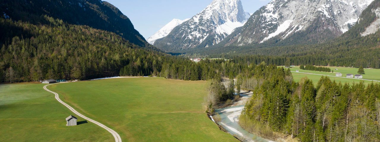 Frühlingswanderung entlang der Leutascher Ache, © Tirol Werbung/Mario Webhofer