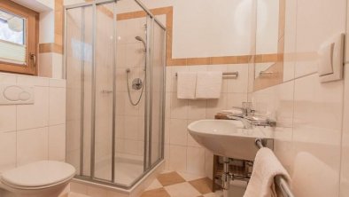 Badezimmer mit Dusche und WC