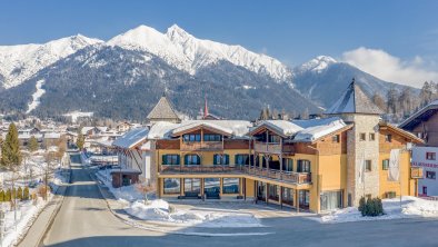 Olympiastraße mit Hotel Winter