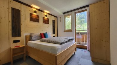 Schlafzimmer Ferienwohnung Lärche, © Englbertars Holzhof