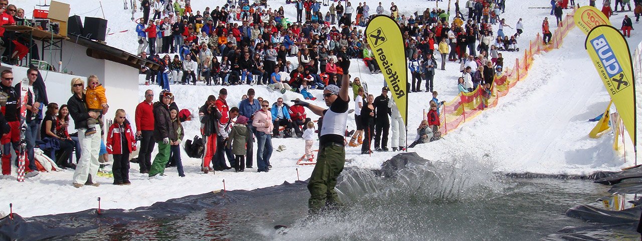 Gute Figur: Nicht alle Teilnehmenden des Watersurf Contests schaffen es trocken bis zur Mitte der Wasserfläche, © TVB Paznaun-Ischgl