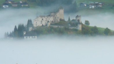 Burg über den Wolken??