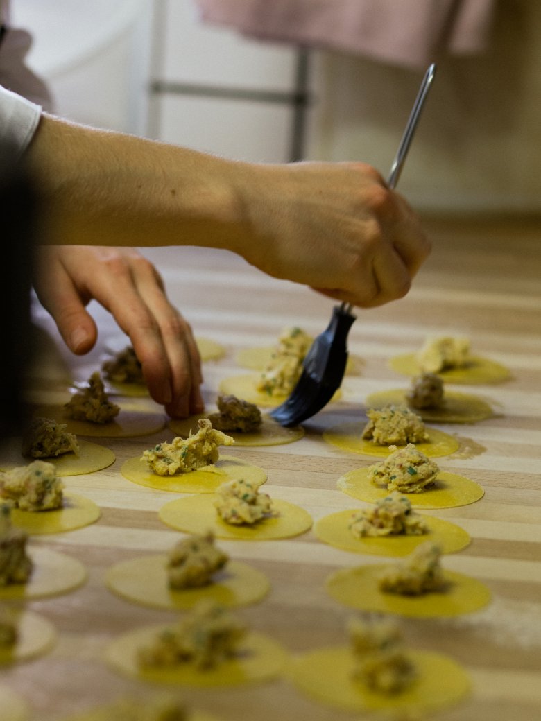             Für die modernen Kreationen aus der Küche ist der Küchenchef Christian Ranacher zuständig.

          , © Tirol Werbung / Nicolas Hafele