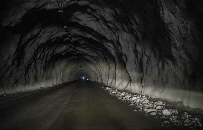 Die Gletscherstraße in Sölden ist die höchstgelegene Straße der Alpen, der 1,8 Kilometer lange Rosi-Mittermaier-Tunnel Europas höchstgelegener Straßentunnel. Für die Dreharbeiten zu „Spectre“ wurde die Straße ausnahmsweise im Winter geöffnet., © Jörg Koopmann