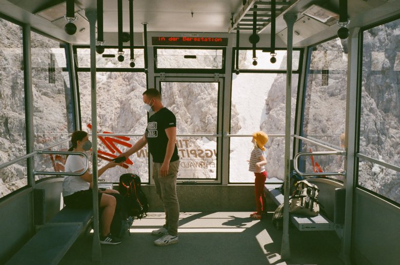 Die schroffen Felsen der Zugspitze ziehen vorbei. Nach Regionalzug und Taxi ist die Gondel schon das dritte Fortbewegungsmittel an diesem Tag: „Eine willkommene Abwechslung nach Monaten, in denen Fanny und ich fast jeden Tag eine kleine Reise mit dem Lastenrad unternahmen.“