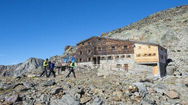 Similaunhütte (3.019 Meter) in den Ötztaler Alpen, © Similaunhütte/Markus Pirpamer