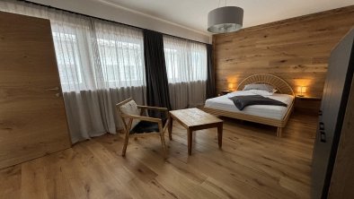 Schlafzimmer mit französischem Doppelbett