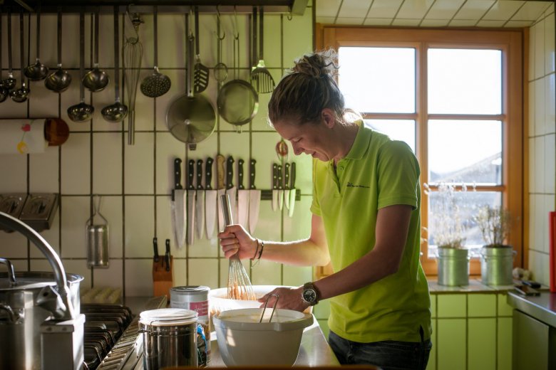 Wilfrieds jüngste Tochter Claudia ist im Sommer auch auf der Hütte. Gemeinsam mit ihren Eltern hat sie am 23. Mai 2010 als erste Familie der Welt gemeinsam den Everest bezwungen.