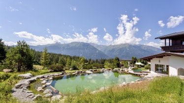 Badeteich in alpiner Gartenlandschaft