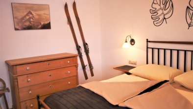 Schlafzimmer 1